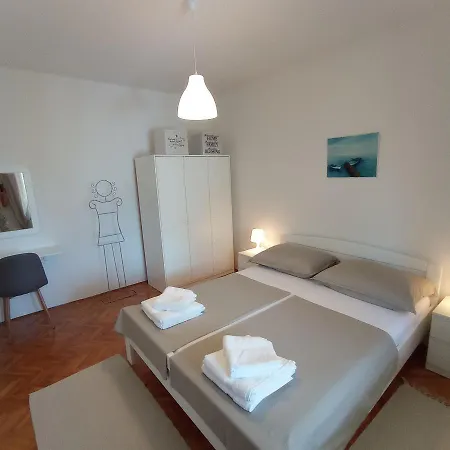 Apartment Monas I *